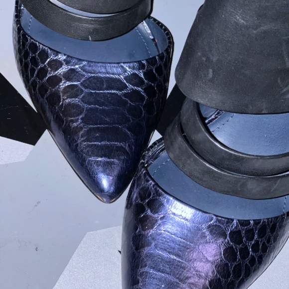 BCBGeneration Snakeskin Pointed Heels- Strappy Zipper Back Pumps 8.5 Black/Blue - Picture 2 of 15